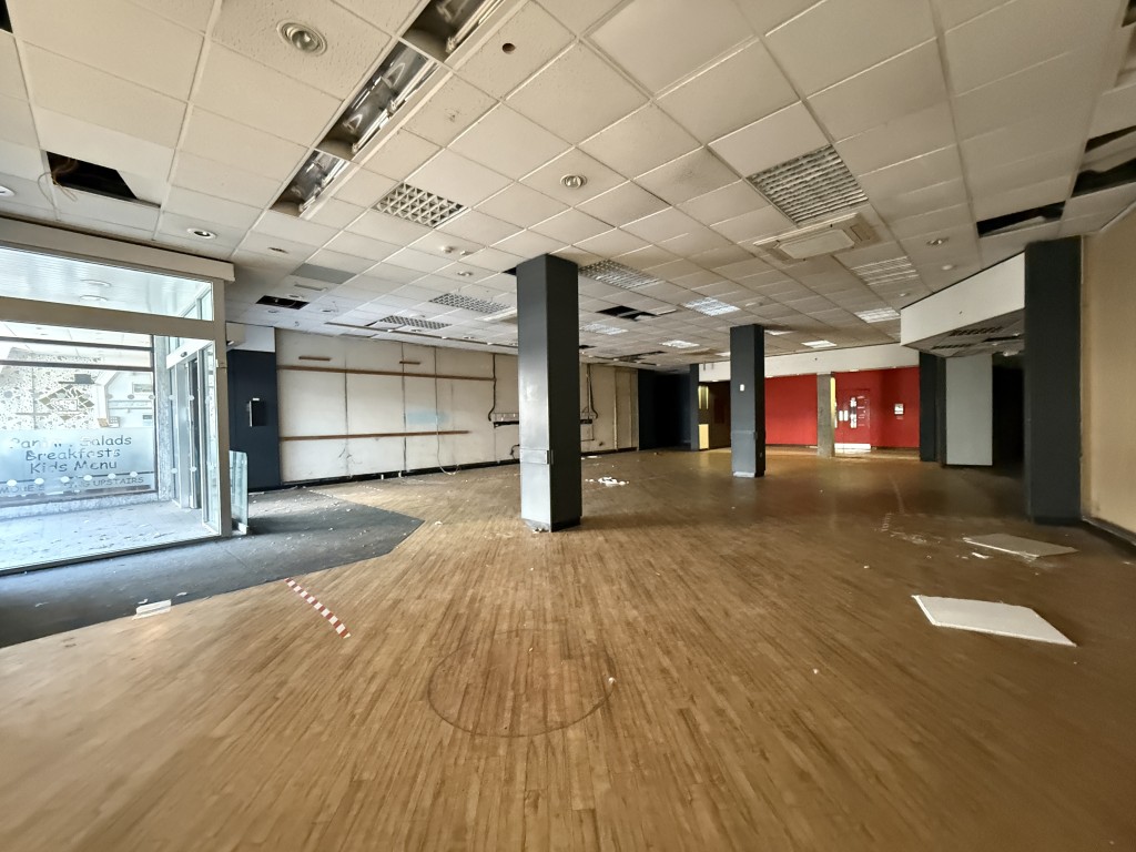 Lot: 29 - SUBSTANTIAL CITY CENTRE FREEHOLD COMMERCIAL BUILDING WITH INCOME AND ASSET MANAGEMENT POTENTIAL - More floor space to the ground floor shop